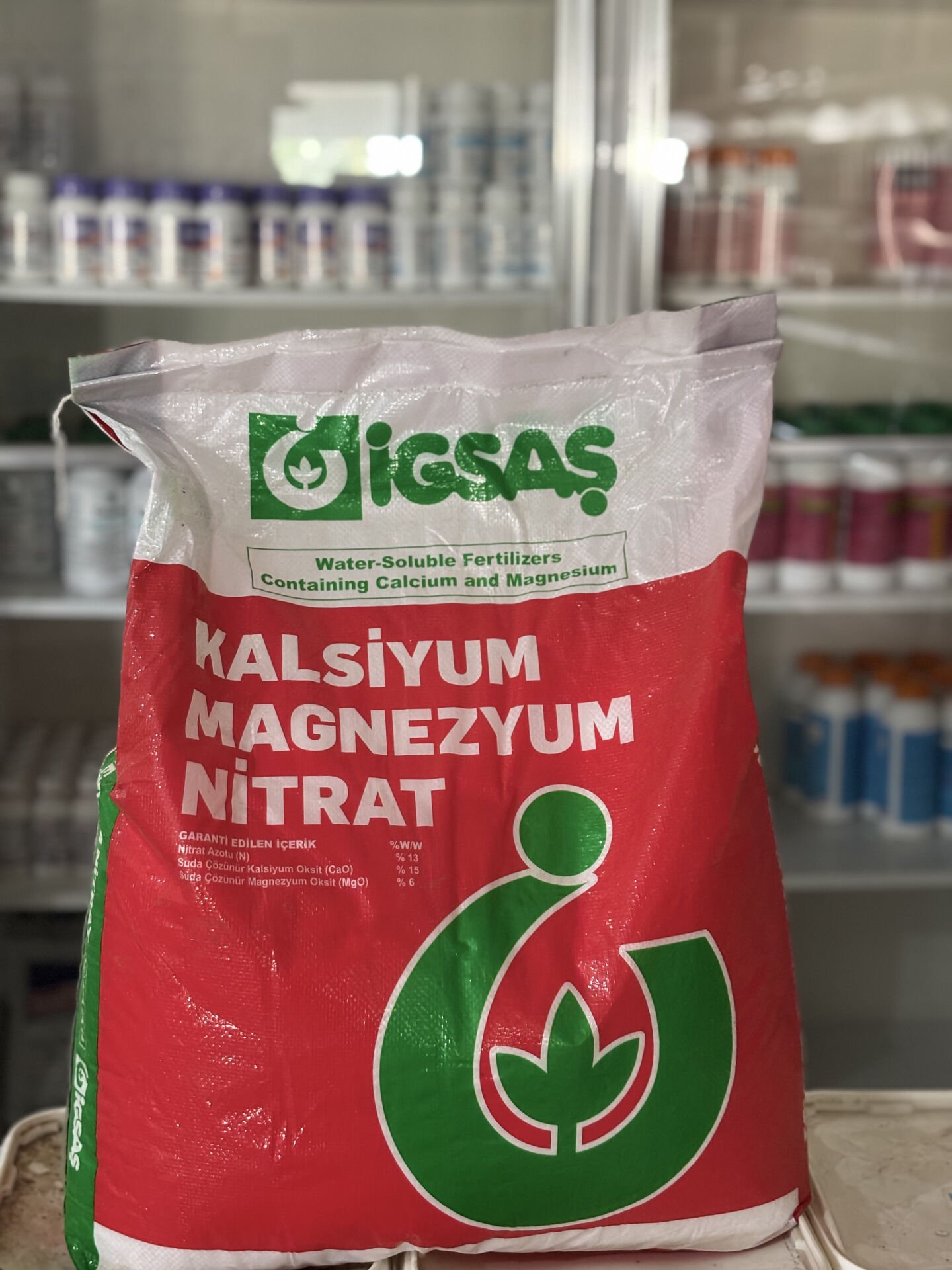 İGSAŞ Kalsiyum Magnezyum Nitrat Gübre – 25 KG | Çatlama, Çiçek Dökümü ve Yaprak Sararmasına Karşı Dengeli Bitki Gelişimi